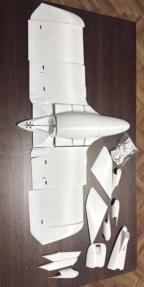 Avión de control remoto impreso en PETG y PLA, piezas seccionadas