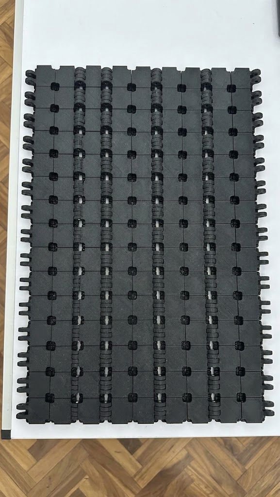 Producción en serie de bisagras en PA6-GF