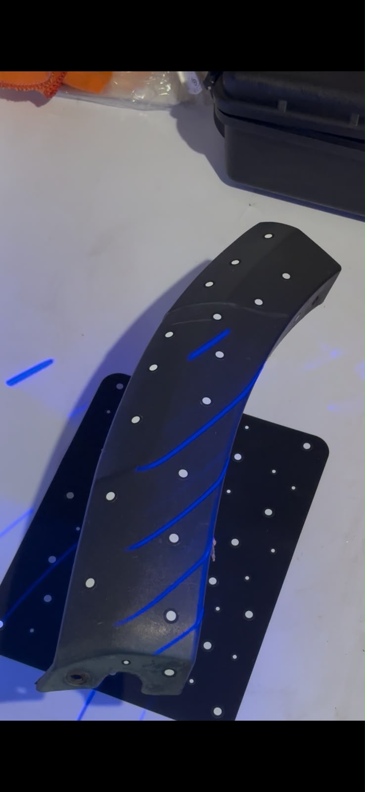 Escaneo 3D del guardabarros original — captura de geometría con escáner de precisión