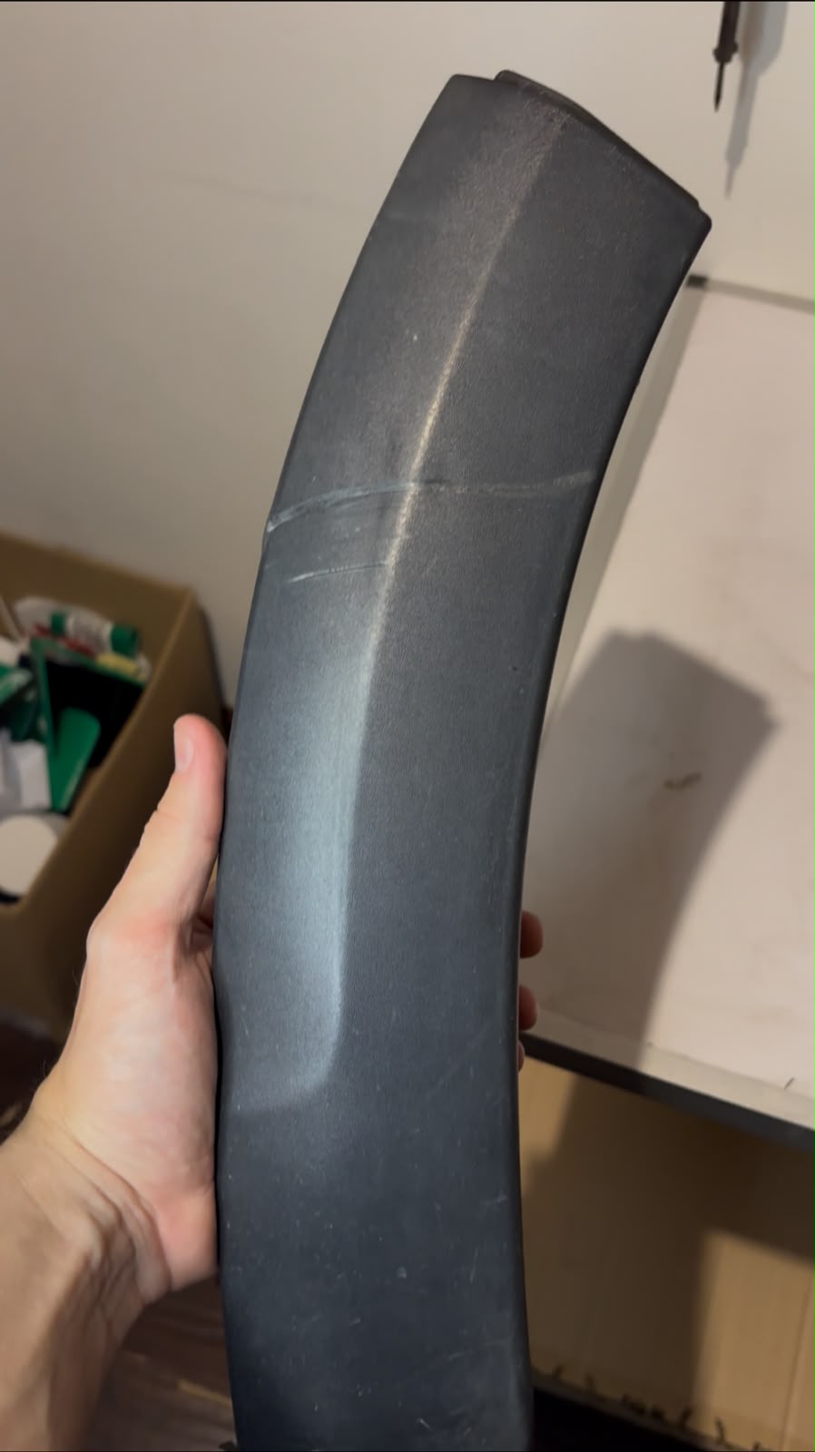 Guardabarros original dañado — pieza a restaurar