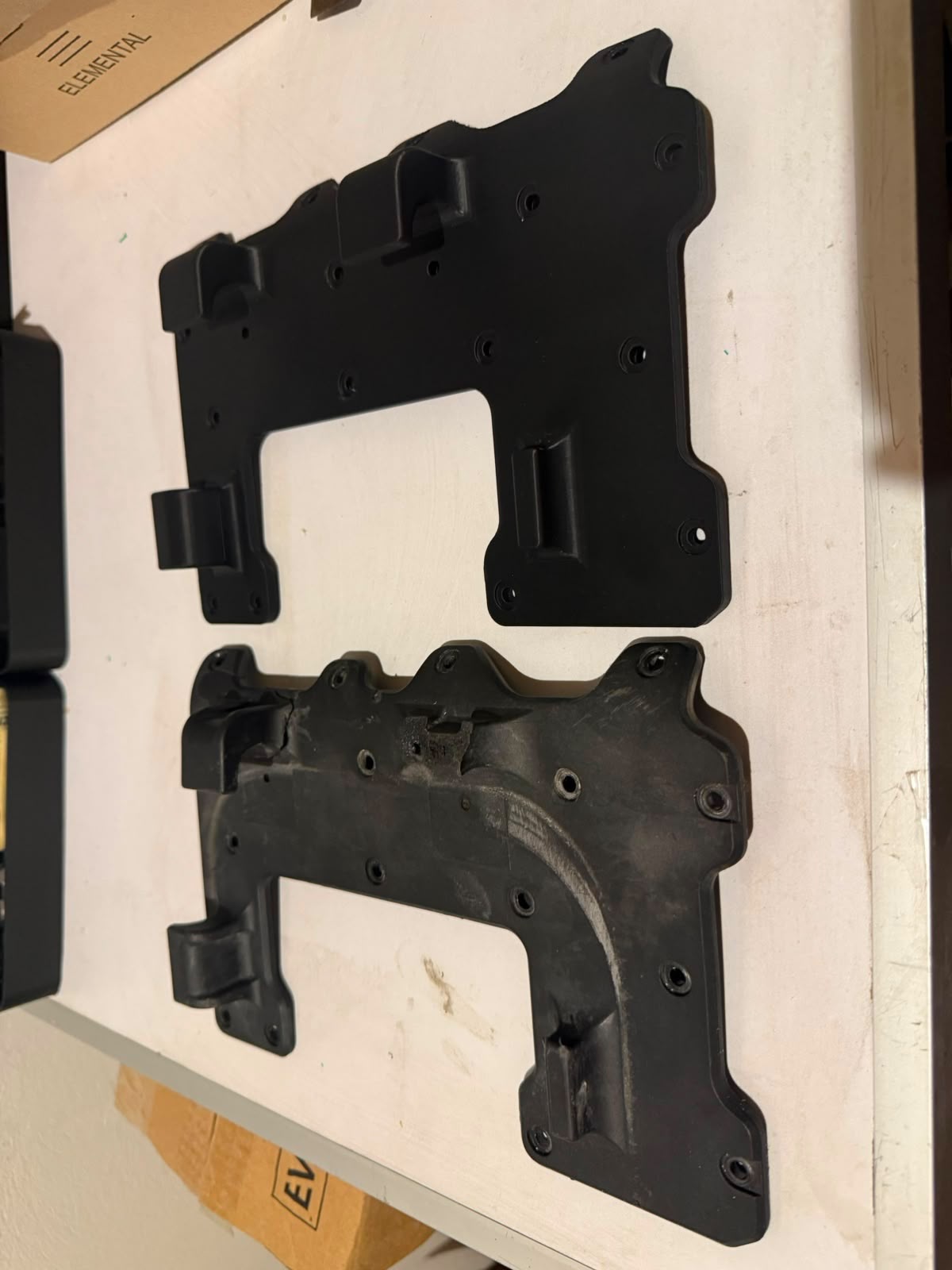 Comparación entre la pieza original dañada y la pieza reparada, lado a lado
